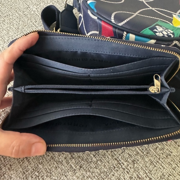 Tommy Hilfiger matching round crossbody bag and long wallet - Picture 5 of 12